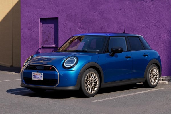 De MINI Cooper 5-deurs.